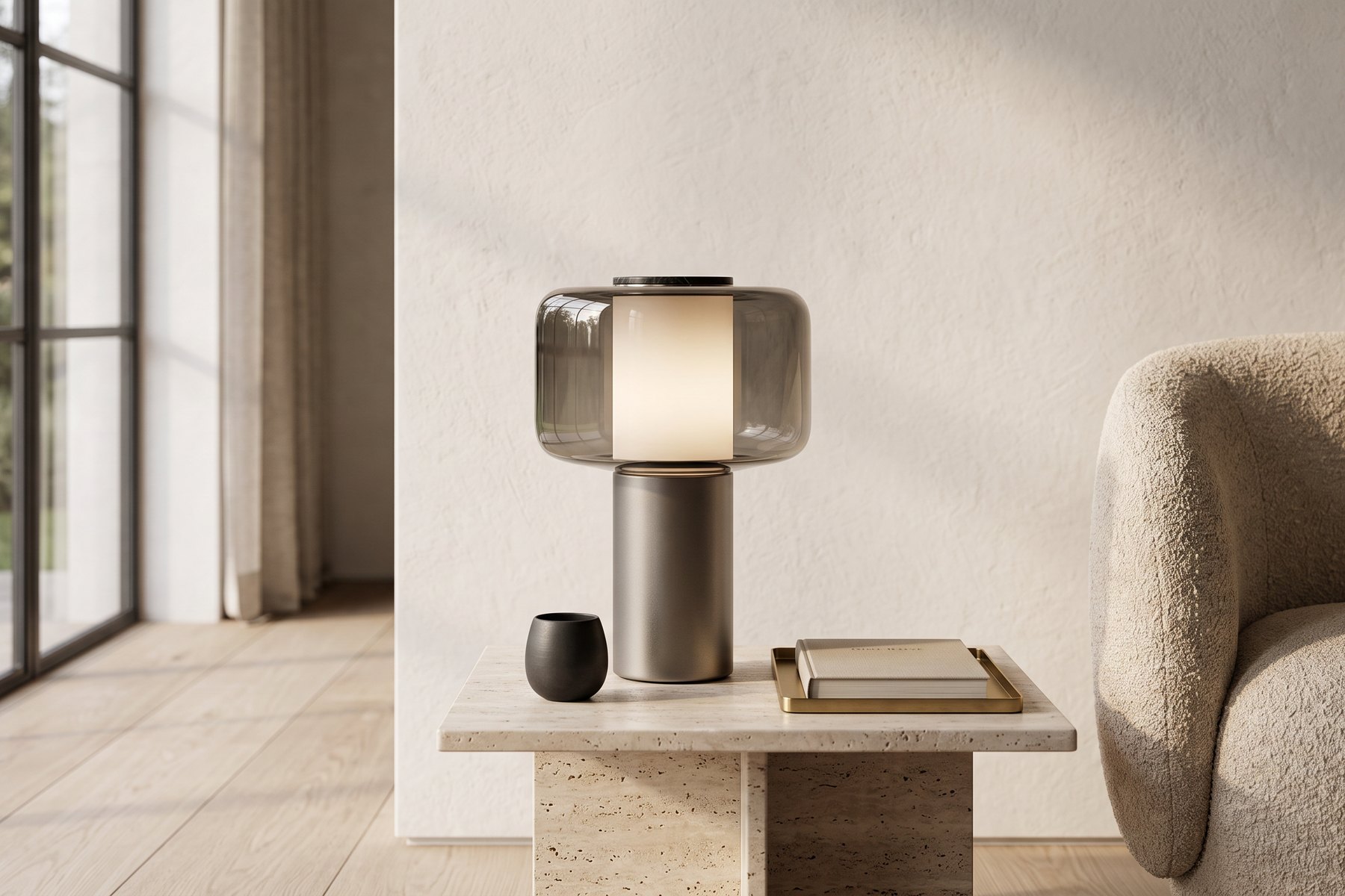 La lámpara de mesa Lumen sobre una mesa auxiliar de travertino en una sala con luz natural