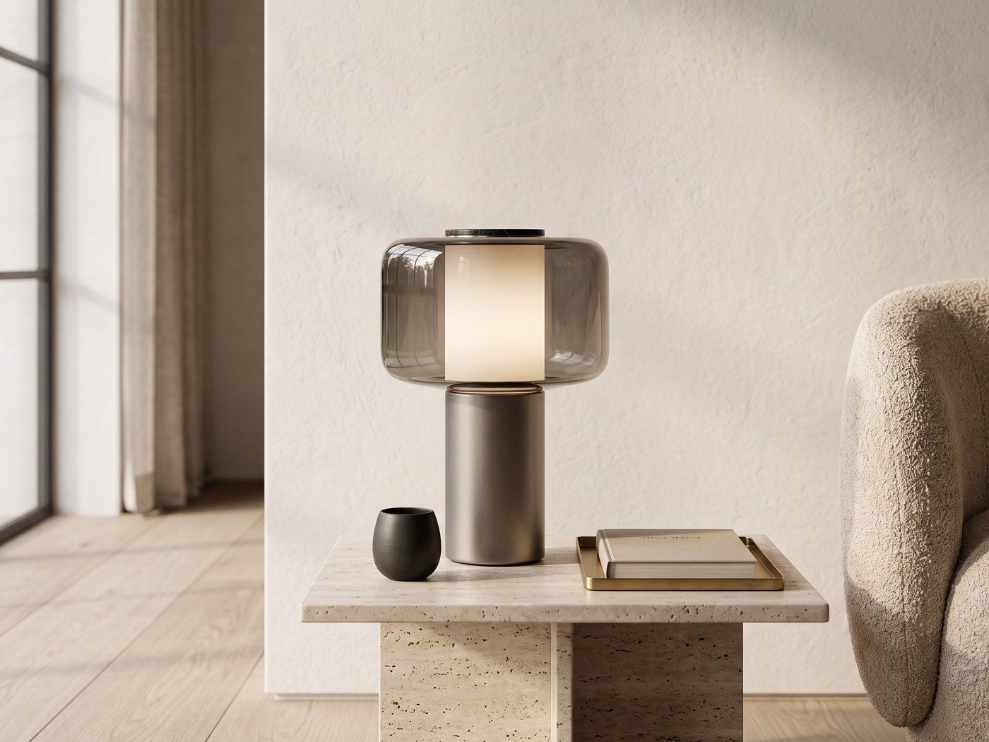La lámpara de mesa Lumen sobre una mesa auxiliar de travertino en una sala con luz natural